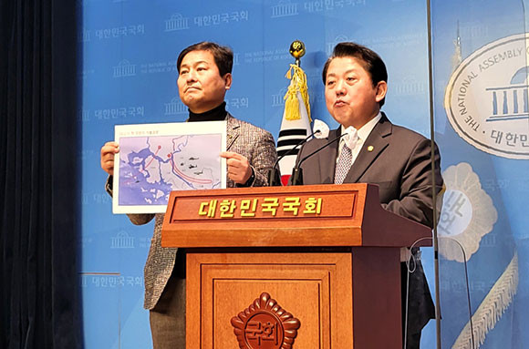 김영배 더불어민주당 의원과 김병주 더불어민주당 의원이 북한의 무인기 도발 건으로 기자회견을 진행했다. = 박성현 기자