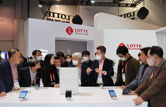 ces2023에 참가해 국내 부스를 둘러보고 있는 이강덕 포항시장(좌측4번재), 백인규 포항시의장(좌측 5번째)과 포항시의원들. ⓒ포항시