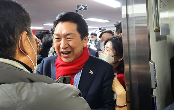 김기현 국민의힘 의원이 개소식 진행을 위해 이동하던 상황에서 지지자를 만나, 인사를 나눈 모습. = 박성현 기자