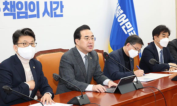 이재명 더불어민주당 대표의 검찰 출석을 놓고 박홍근 더불어민주당 대표는 '헌정사에서 처음'이라고 말했다. ⓒ 연합뉴스
