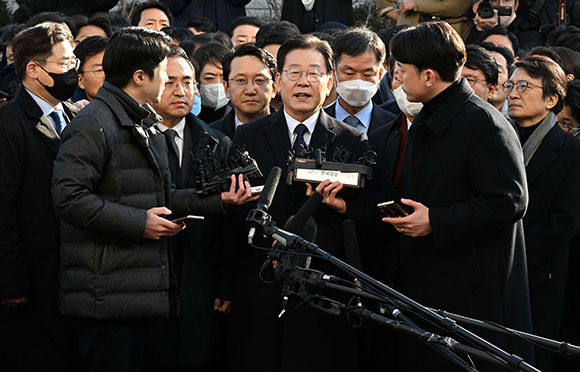 이재명 더불어민주당 대표는 10일 수원지방검찰청 성남지청 앞에서 입장을 밝혔다. ⓒ 연합뉴스