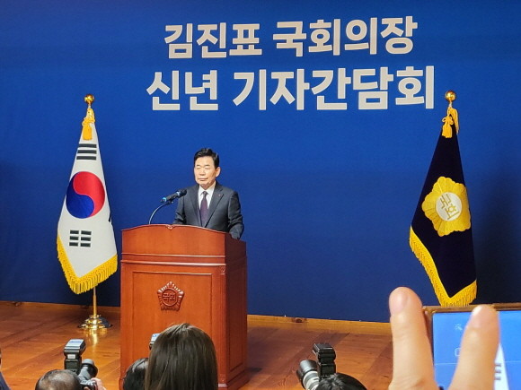 김진표 국회의장은 11일 신년 기자간담회에서 선거구 획정 법정시한 준수를 위한 노력을 강조했다. = 박성현 기자