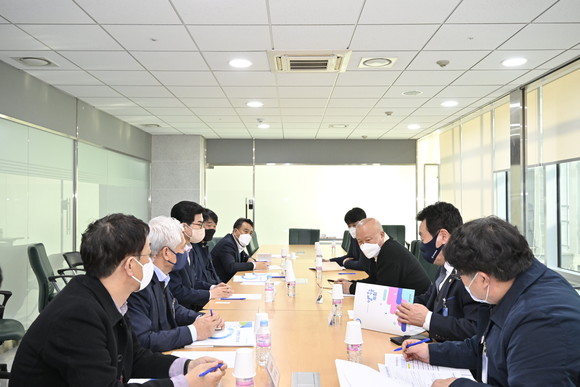 내년 국비확보를 위해 국회를 방문한 김광열 영덕군수 일행 모습. ⓒ 영덕군청