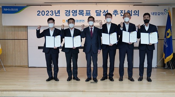 지난 11일, NH농협생명은 '2023년 사업추진 전략회의'를 개최했다. 경영 목표 달성을 다짐하며 윤해진 대표이사(좌측에서 세 번째)와 부문별 부사장과 함께 기념 촬영을 하고 있다. ⓒ NH농협생명