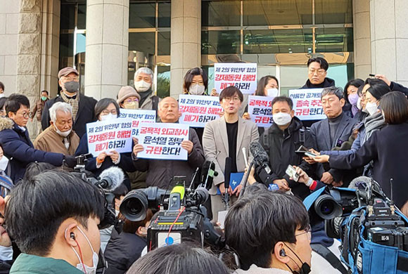 국회 의원회관 정문에서 일부 징용 피해자단체들은 이번 토론회가 요식행위라고 비판했다. 그러나 또 다른 피해자는 이들에 대해 비난했다. = 박성현 기자