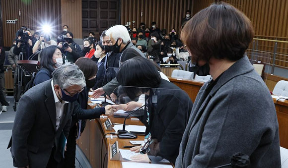12일에 진행된 국정조사특별위원회에서는 유가족과 생존자, 지역상인들이 참석해 당시 상황과 심정을 밝혔다. ⓒ 연합뉴스