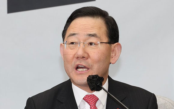 주호영 국민의힘 원내대표는 대통령 4년 중임제에 대해 기자들 앞에서 우려를 표명했다. ⓒ 연합뉴스