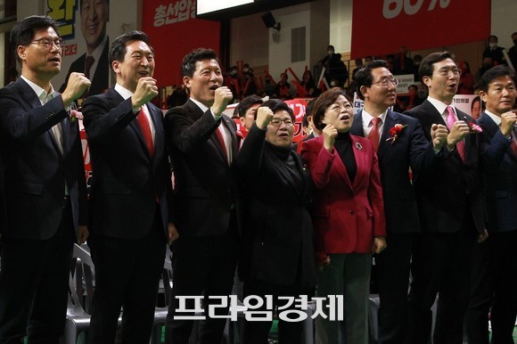 김기현 의원이 국민의힘 경북지역 당대표 출정식에서 尹계 의원들과 함께하고 있다. ⓒ 프라임경제