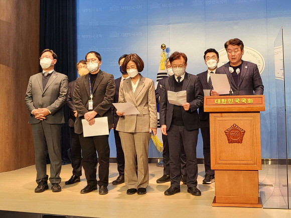 국회 법제사법위원회 소속 민주당 의원들은 국회 소통관에서 김도읍 법제사법위원장을 향해 비판의 목소리를 냈다. = 박성현 기자
