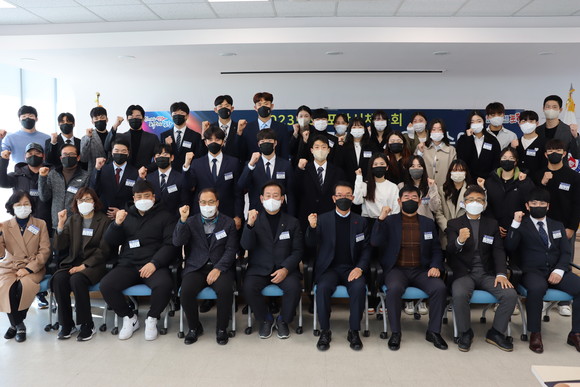 16일 형산강 수상레져타운 2층에서 열린 2023년도 포항시체육회 직장운동경기부 신규단원 입단식 모습. ⓒ 포항시체육회