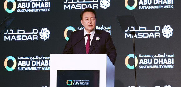 윤 대통령은 아부다비에서 개최된 지속가능성주간 개막식 기조연설에서 "탈탄소 스타트업의 성지로 이곳 아부다비가 부상하고 있는 것은 더이상 놀라운 일이 아니다"고 했다. ⓒ 연합뉴스