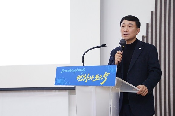 지난 13일, 신한카드는 약 200여명의 임부서장이 참여한 가운데 경기도 고양시 킨텍스에서 2023년 상반기 사업전략회의를 개최했으며, 이날 문동권 신한카드 사장이 회의를 주재했다. ⓒ 신한카드