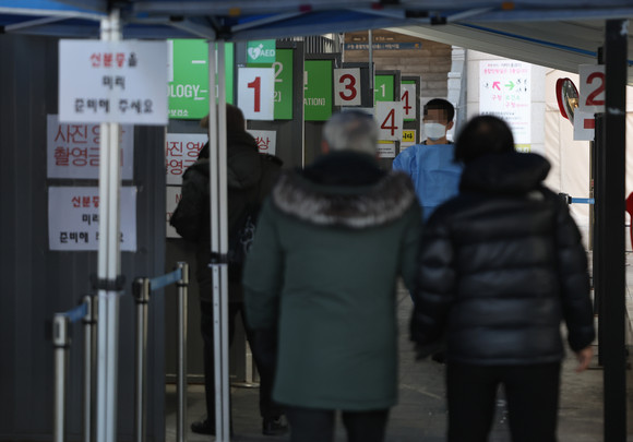 중대본은 17일 0시 기준 신규 확진자 4만199명이 발생했다고 밝혔다. ⓒ 연합뉴스