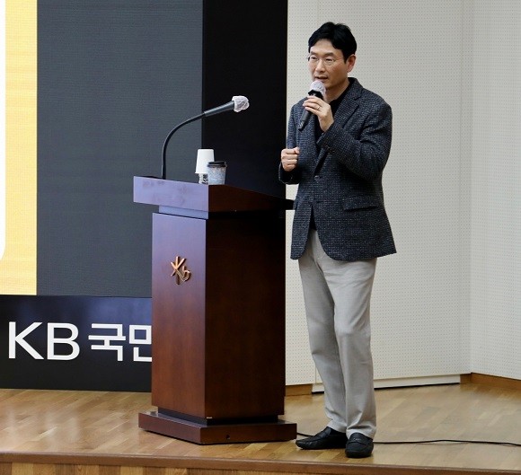 지난 13일, 이창권 KB국민카드 사장은 2023년 상반기 경영전략회의에서 올해 경영전략에 대해 말하고 있다. ⓒ KB국민카드