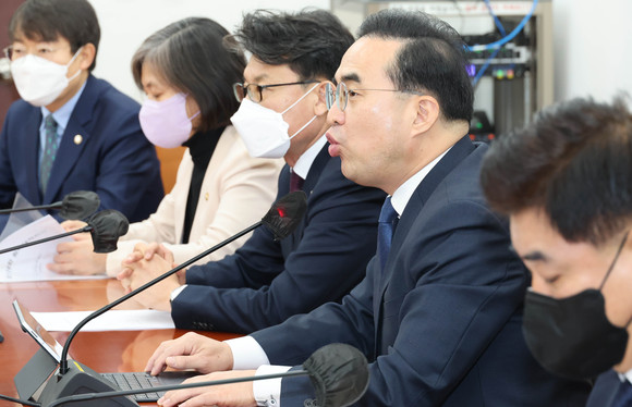 더불어민주당 박홍근 원내대표가 17일 국회에서 열린 원내대책회의에서 발언하고 있다. ⓒ 연합뉴스