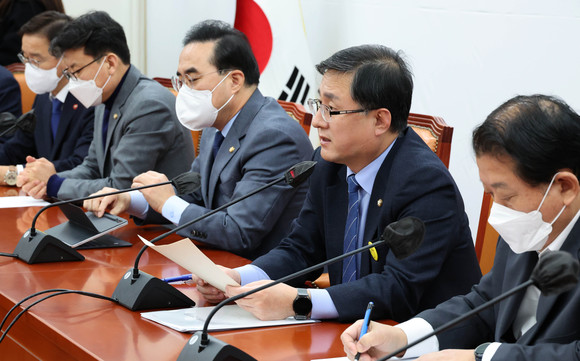 김성환 더불어민주당 정책위의장이 지난 5일 국회에서 열린 정책조정회의에서 발언하고 있다. ⓒ 연합뉴스