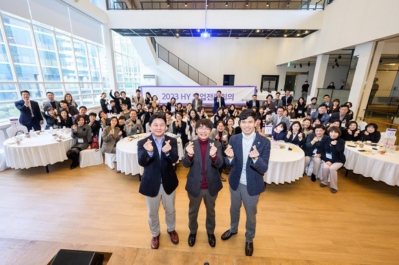지난 12일, 서울 중구 커뮤니티하우스에서 열린 DB사업그룹 영업전략회의에서 이영종 사장(가운데)과 이후경 DB사업그룹장(왼쪽), 임현진 신한금융플러스 TM부문 대표(오른쪽) 및 임직원들이 기념촬영을 하고 있다. ⓒ 신한라이프