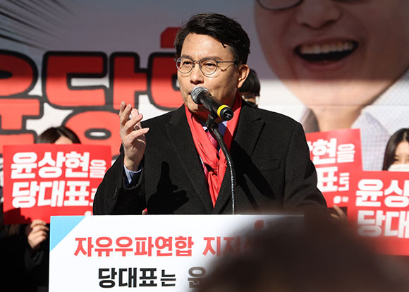 전당대회 관련, 나경원 전 저출산고령사회위원회 부위원장과 김기현 국민의힘 의원 측과의 갈등에 관해 비판했다. ⓒ 연합뉴스