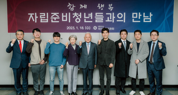 김 위원장은 자립준비청년들이 따뜻한 설 명절을 보내길 바라는 마음으로 과일과 떡국 떡, 약과 등이 들어있는 설 선물꾸러미를 전달했다. ⓒ 국민통합위