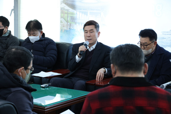 18일 이강덕 포항시장이 시청 브리핑룸에서 미국 방문 성과에 대한 기자회견을 하고 있다. = 김진호 기자