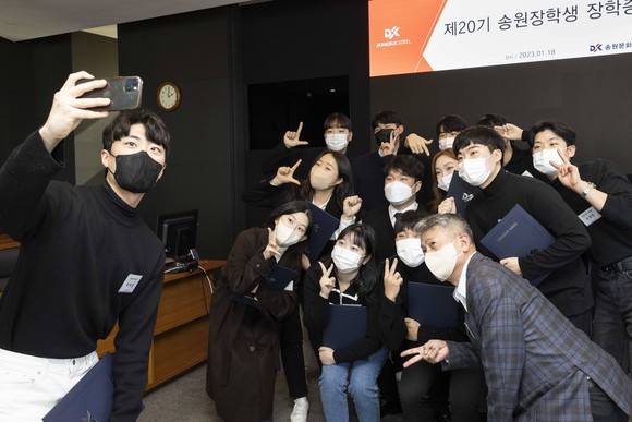 동국제강 산하 송원문화재단이 지난 18일 동국제강 본사 페럼타워에서 '제20기 송원장학생 장학증서 수여식'을 가졌다. ⓒ 동국제강