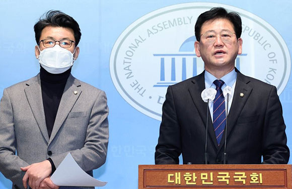 진성준 더불어민주당 의원과 김정호 더불어민주당 의원은 19일 국회 소통관에서 윤석열 대통령의 발언에 대해 비판했다. ⓒ 연합뉴스