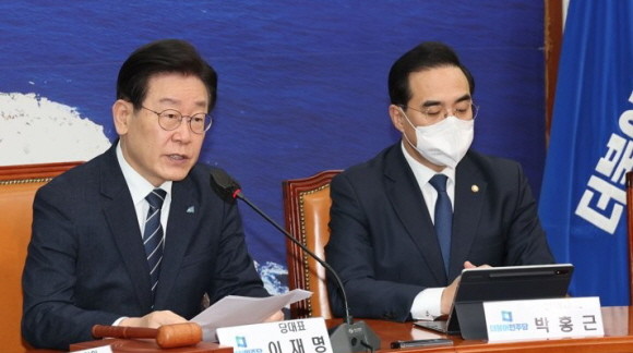 이재명 더불어민주당 대표는 25일 횡재세 도입을 검토해야 한다고 주장했다. ⓒ 연합뉴스