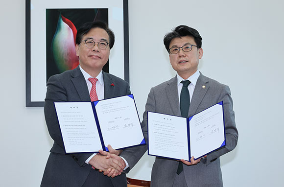 송언석 국민의힘 원내수석부대표와 진성준 더불어민주당 원내수석부대표는 오는 30일 안건 처리를 위한 본회의 개최 등을 합의했다. ⓒ 연합뉴스