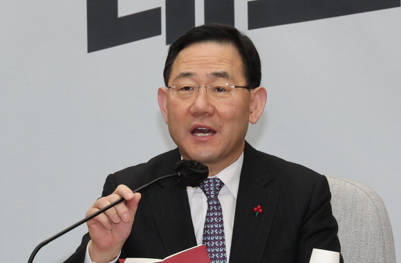 주호영 국민의힘 원내대표는 27일 원내대책회의에서 민주당의 추경 주장에 관해 비판의 뜻을 밝혔다. ⓒ 연합뉴스