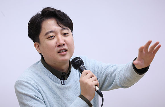 이준석 전 국민의힘 대표는 본인의 SNS계정으로 여가부의 강간 구성 요건에 관해 반대 견해를 밝혔다. ⓒ 연합뉴스