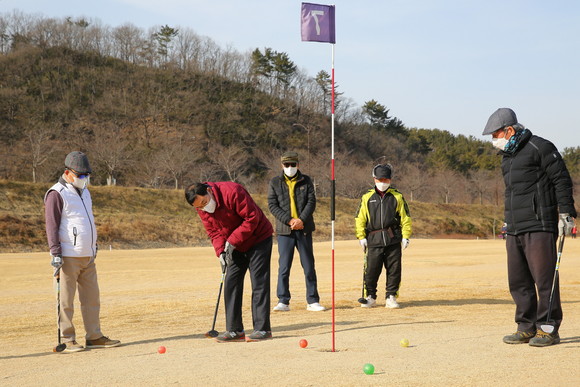 파크골프를 즐기고 있는 경주지역 동호인들과 주낙영경주시장.(좌로부터 두번째) ⓒ 경주시청