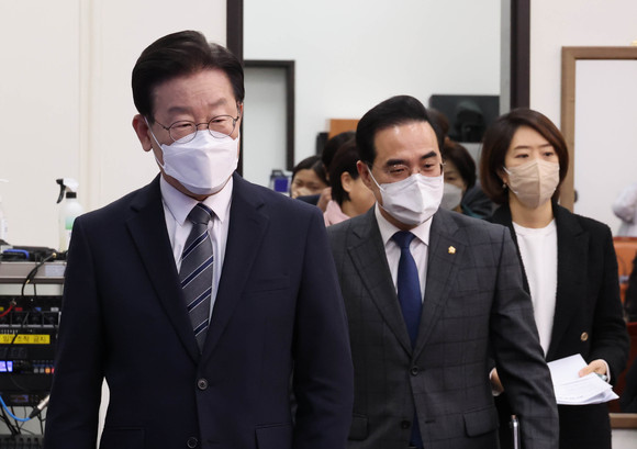 이재명 더불어민주당 대표(왼쪽부터)와 박홍근 원내대표, 고민정 최고위원이 오늘 국회에서 열린 최고위원회의에 참석하고 있다. ⓒ 연합뉴스