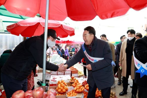 구복규 화순군수가 지난 18일 의회 관계자들이 함께 전통시장을 방문해 화순사랑상품권으로 설 제수용품을 구매하고 있다. ⓒ 화순군