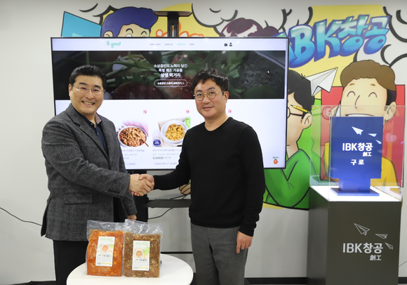 왼쪽부터 김철범 딥플랜트 대표와 장세훈 에스앤이컴퍼니 대표가 계약을 체결했다. ⓒ 딥플랜드, 에스앤이컴퍼니