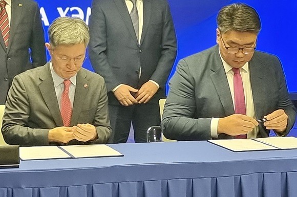 지난 26일, 몽골 국회의사당에서 최원석 BC카드 대표이사 사장(왼쪽)과 르학수렌 뱌드란(Lkhagvasuren Byadran) 몽골중앙은행 총재가 상호 협력을 위한 계약을 체결했다. ⓒ BC카드