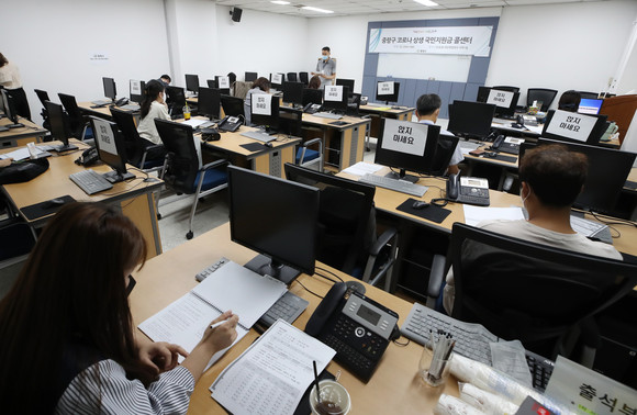 사진은 콜센터 관계자들이 변경된 정책에 대해 교육을 받고 있다. ⓒ 연합뉴스