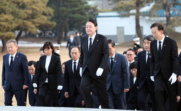 윤 대통령은 2023년 1월1일 새해 첫 공식 일정으로 국립서울현충원을 참배했다. ⓒ 연합뉴스