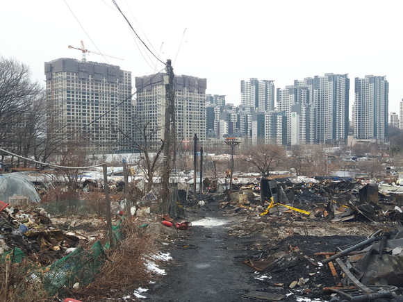 화재 현장과 강남 아파트의 이질적인 풍경. ⓒ 프라임경제