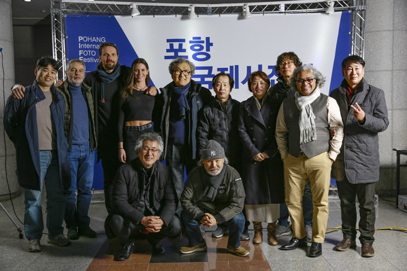 지난 1월30일 포항국제사진제 폐막 후 초청작가, 봉사자, 관계자들이 기념 촬영을 하고 있다. = 김진호 기자