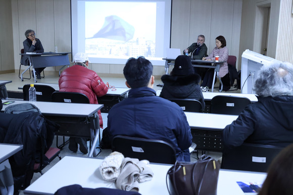 포항국제사진제에서 프랑스 폴 교수가 주제 발표를 하고 있다. = 김진호 기자