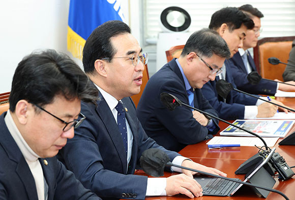 박홍근 더불어민주당 원내대표는 2일 정책조정회의에서 대통령실 이전 관련 의혹을 언급했다. ⓒ 연합뉴스