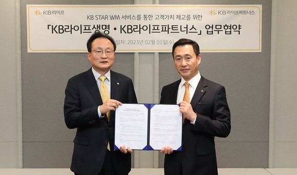 지난 1일, KB라이프생명은 KB라이프파트너스와 'KB STAR WM(Wealth Manager) 서비스'를 위한 업무협약을 체결했다. 이환주 KB라이프생명 대표이사 사장(왼쪽)과 오승원 KB라이프파트너스 대표이사 사장이 기념촬영을 하고 있다. ⓒ KB라이프생명