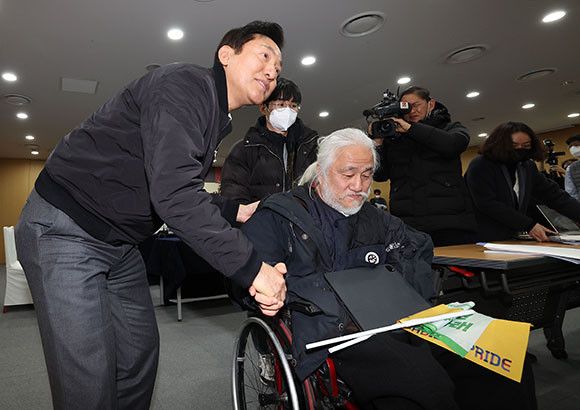 오세훈 서울시장과 박경석 전국장애인차별철폐연대 대표가 2일 면담했다. ⓒ 연합뉴스