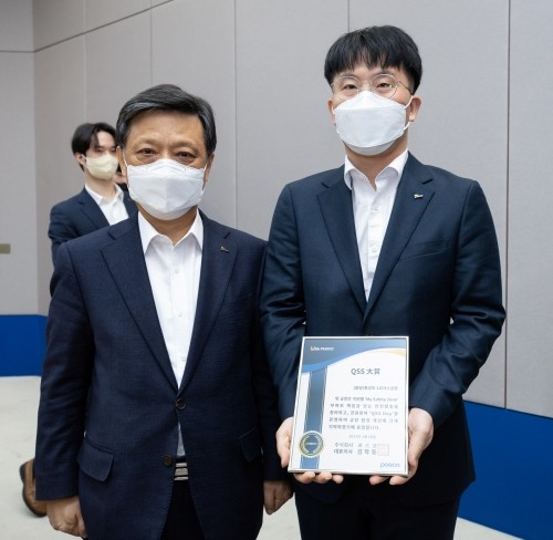 김학동 포스코 부회장(좌), 옥명우 광양제철소 1코크스공장 공장장이 기념촬영을 하고 있다. ⓒ 광양제철소