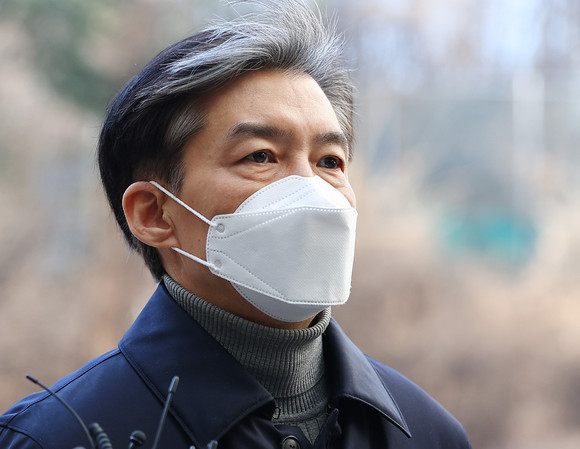 자녀 입시비리와 감찰 무마 혐의로 기소된 조국 전 법무부 장관이 오늘 오후 서울 서초구 서울중앙지법에서 열린 1심 선고공판에 출석하고 있다. ⓒ 연합뉴스