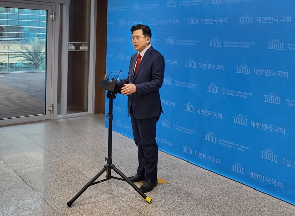 지난 2일 당대표 후보 등록한 황교안 전 대표는 3일 국회 소통관에서 전당대회 관련 견해를 밝혔다. = 박성현 기자