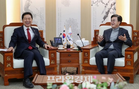 국민의 힘 당권 주자인 김기현 국회의원이 지난 3일 김태흠 충남도지사를 찾아 충남도청에서 차담을 나누고 있다. ⓒ 프라임경제
