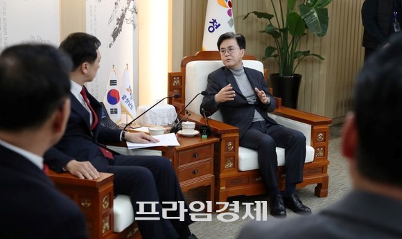 국민의 힘 당권 주자인 김기현 국회의원이 지난 3일 김태흠 충남도지사를 찾아 충남도청에서 차담을 나누고 있다. ⓒ 프라임경제