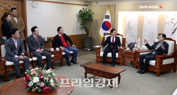 오는 3월8일 국민의 힘 전당대회 당권주자로 나선 김기현 국회의원과 김태흠 지사가 지난 3일 충남도청에서 차담을 나누고 있다. 이 자리에는 장동혁 의원과 박덕흠 의원도 함께 했다. ⓒ 프라임경제