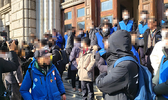 일부 유가족과 시민들이 경찰과 공무원을 향해 원색적인 비난을 했다. 특히 유가족이 병원으로 이송된 것이 알려지면서 욕설과 고성도 오갔다. = 박성현 기자